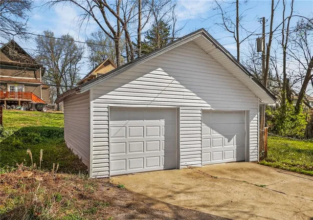 Photo 2 of Single family home for sale at 3232 E 28th Street, Kansas City, MO 64128 | MLS# 2610168 | Listing updated on 2026-08-12