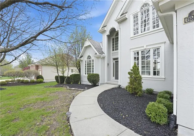 2nd image of 6205 Nw 101st St, Kansas City, MO 64154 | MLS# 2610212