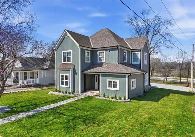 2nd image of 406 E Forest St, Harrisonville, MO 64701 | MLS# 2610233