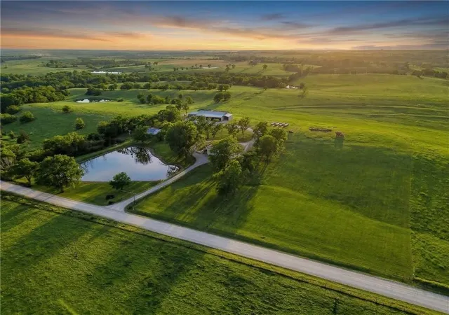 1st image of 17249 198th St, Tonganoxie, KS 66086 | MLS# 2610335