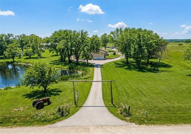 3rd image of 17249 198Th St, Tonganoxie, KS 66086 | MLS# 2610335