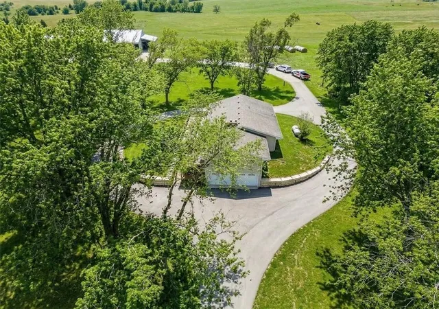 4th image of 17249 198Th St, Tonganoxie, KS 66086 | MLS# 2610335
