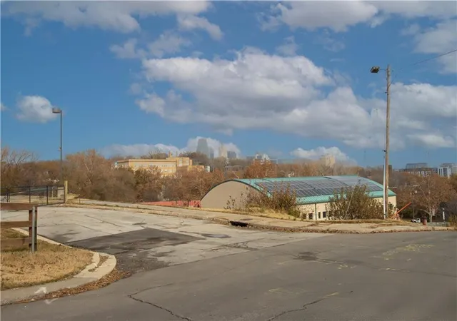 4th image of 2111 Holly St, Kansas City, MO 64108 | MLS# 2610435