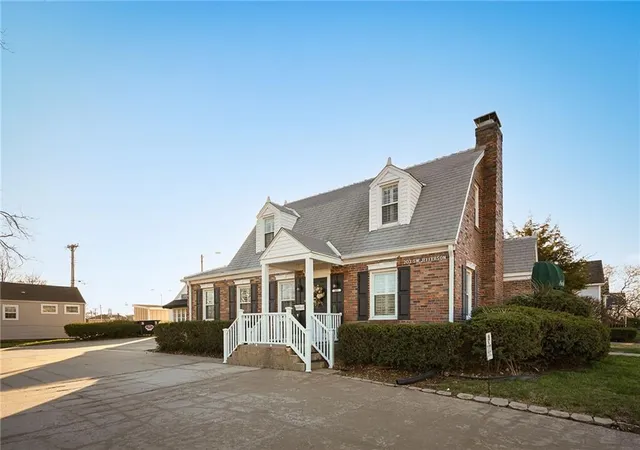 3rd image of 203 Sw Jefferson St, Lees Summit, MO 64063 | MLS# 2610503