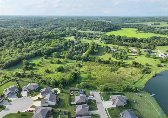 3rd image of 22999 W Sycamore St, Tonganoxie, KS 66086 | MLS# 2610551