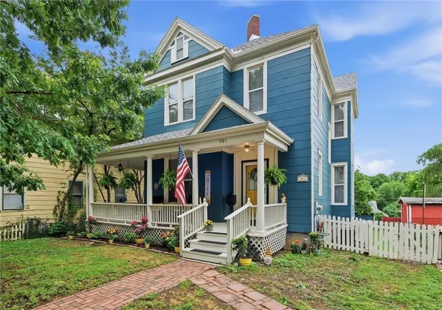 3rd image of 901 W White Oak St, Independence, MO 64050 | MLS# 2610596