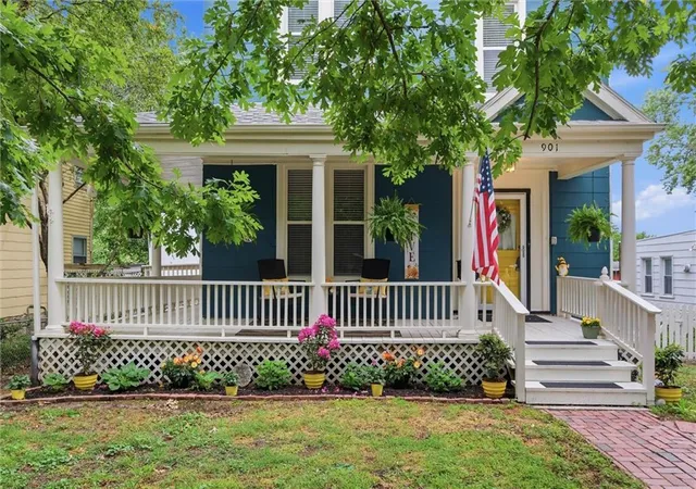Homes for sale in Independence, MO | 901 W White Oak St, Independence, MO 64050 | MLS# 2610596