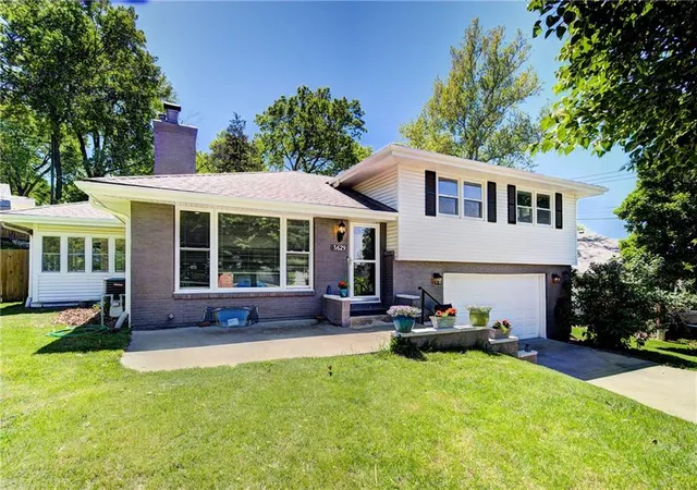 Homes for sale in Roeland Park, KS | 5629 W 50th St, Roeland Park, KS 66202 | MLS# 2610622