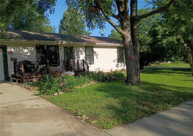 Homes for sale in Edgerton, KS | 202 E 4th St, Edgerton, KS 66021 | MLS# 2610651