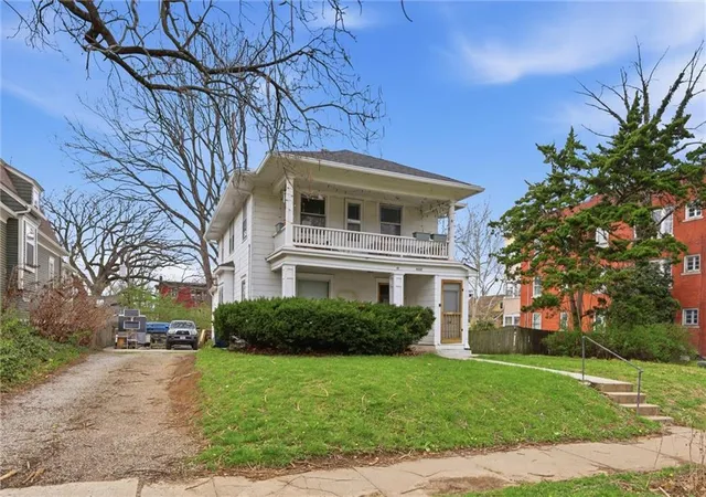 Listing Photo 3 - Condo for sale in building located at 4008 Charlotte St, Kansas City, MO 64110