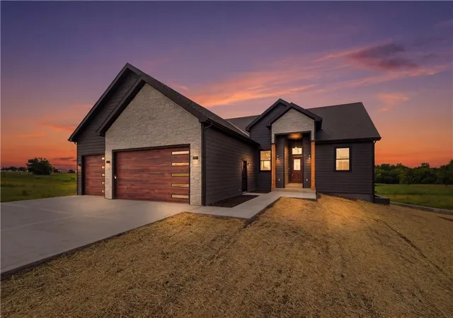 1st image of 1108 Trail View Ct, Baldwin City, KS 66006 | MLS# 2611826