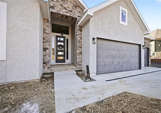 3rd image of 5021 Bradshaw St, Shawnee, KS 66216 | MLS# 2611868