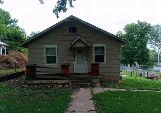 Single family home for sale at 139 N Ditzler Ave, Independence, MO 64053 | MLS# 2611869