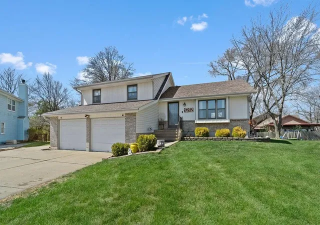 Photo 1 of Sale Pending at 1212 Breckenridge Ct, Blue Springs, MO 64015 | MLS# 2611883 | Listing updated on 2026-04-13