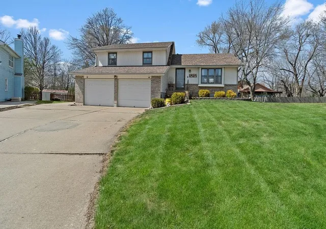 Photo 2 of Sale Pending at 1212 Breckenridge Ct, Blue Springs, MO 64015 | MLS# 2611883 | Listing updated on 2026-04-13
