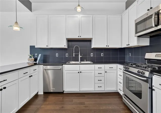 Photo 3 of Townhouse for sale at 1605 Summit St, Kansas City, MO 64108 | MLS# 2612102 | Listing updated on 2026-08-31