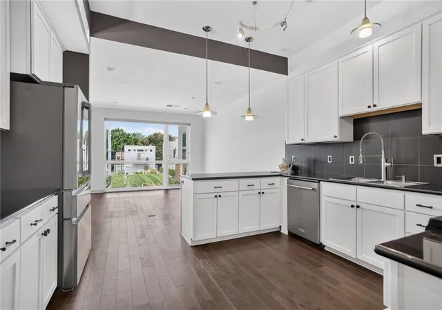 Photo 3 of Townhouse for sale at 1605 Summit St, Kansas City, MO 64108 | MLS# 2612102 | Listing updated on 2026-08-31