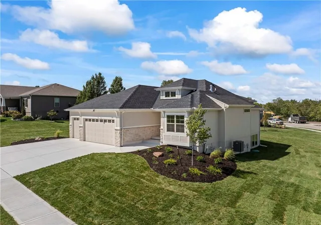 Photo 3 of Single family home for sale at 500 Bentwater Dr, Raymore, MO 64083 | MLS# 2612137 | Listing updated on 2026-09-26