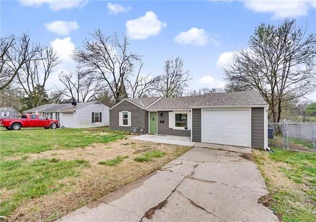 Homes for sale in Kansas City, KS | 1106 S 50th Dr, Kansas City, KS 66106 | MLS# 2612155