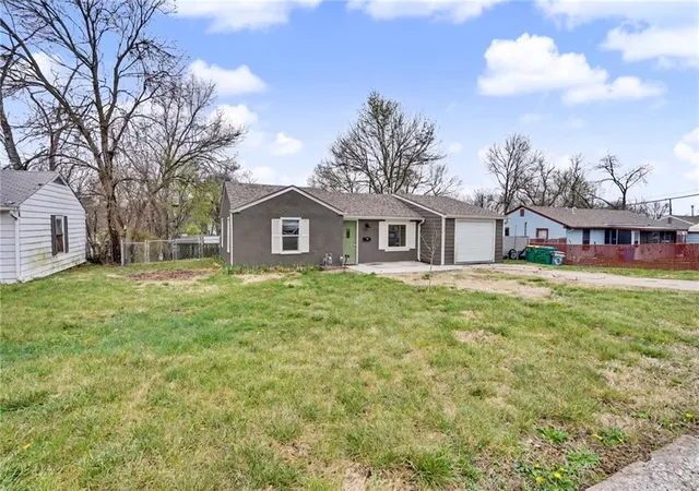 Homes for sale in Kansas City, KS | 1106 S 50th Dr, Kansas City, KS 66106 | MLS# 2612155
