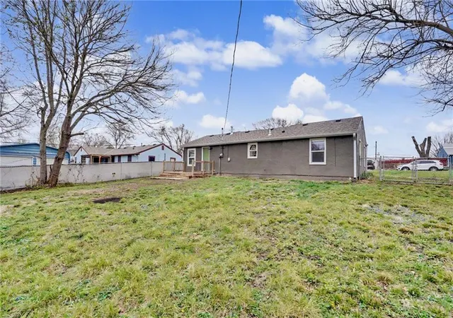 Homes for sale in Kansas City, KS | 1106 S 50th Dr, Kansas City, KS 66106 | MLS# 2612155
