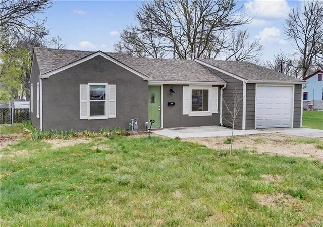 Homes for sale in Kansas City, KS | 1106 S 50Th Dr, Kansas City, KS 66106 | MLS# 2612155