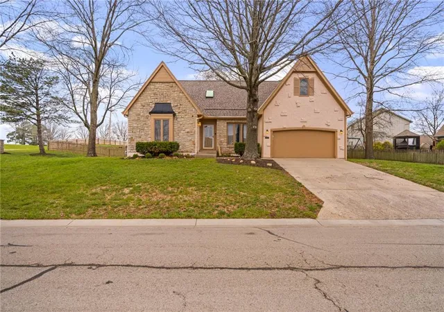 Homes for sale in Shawnee, KS | 5826 Oakview St, Shawnee, KS 66216 | MLS# 2612161