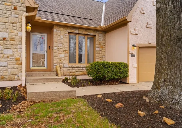 1st image of 5826 Oakview St, Shawnee, KS 66216 | MLS# 2612161