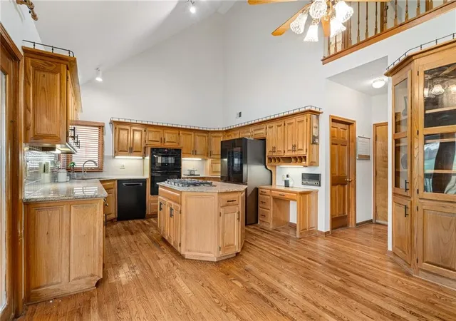 image of 5826 Oakview St, Shawnee, KS 66216 | MLS# 2612161