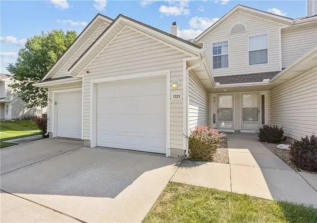 1st image of 1323 Se Lexington Ave, Lee's Summit, MO 64081 | MLS# 2612164