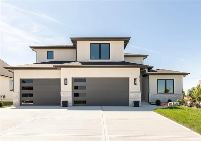 Photo 1 of Sale Pending at 18601 Ironwood St, Overland Park, KS 66085 | MLS# 2612196 | Listing updated on 2026-08-19