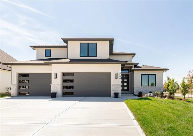 Photo 2 of Sale Pending at 18601 Ironwood St, Overland Park, KS 66085 | MLS# 2612196 | Listing updated on 2026-08-19