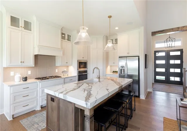 Photo 4 of Sale Pending at 18601 Ironwood St, Overland Park, KS 66085 | MLS# 2612196 | Listing updated on 2026-08-19
