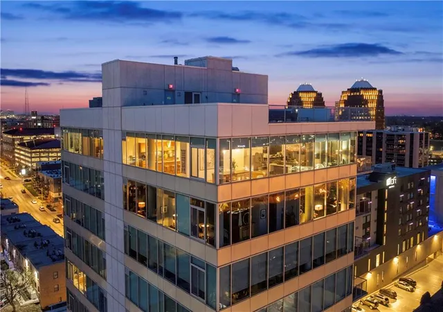 2nd image of 4646 Broadway St, Kansas City, MO 64112