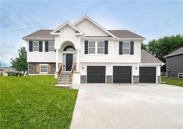 1st image of 10135 N Poplar Ave, Kansas City, MO 64156 | MLS# 2612246