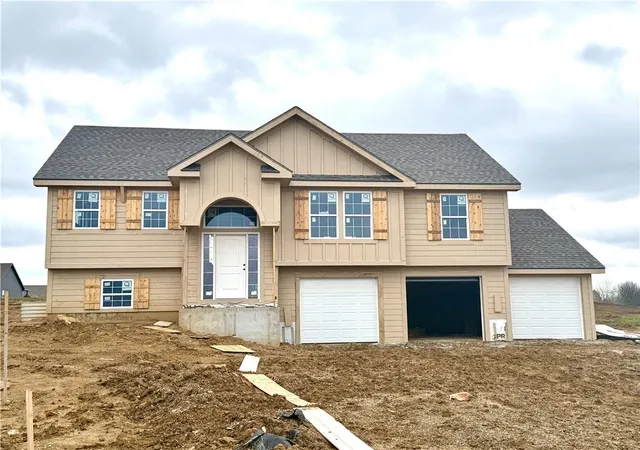 2nd image of 10135 N Poplar Ave, Kansas City, MO 64156 | MLS# 2612246