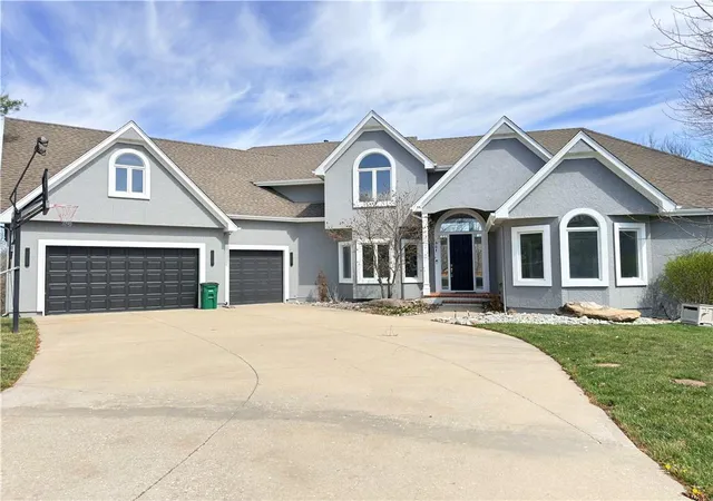 Photo 2 of Mansion for sale at 601 Sw Forestpark Ln, Lees Summit, MO 64081 | MLS# 2612352 | Listing updated on 2026-07-31
