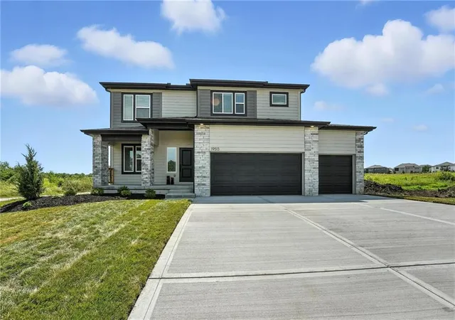1st image of 19515 W 195th Pl, Spring Hill, KS 66083 | MLS# 2612510