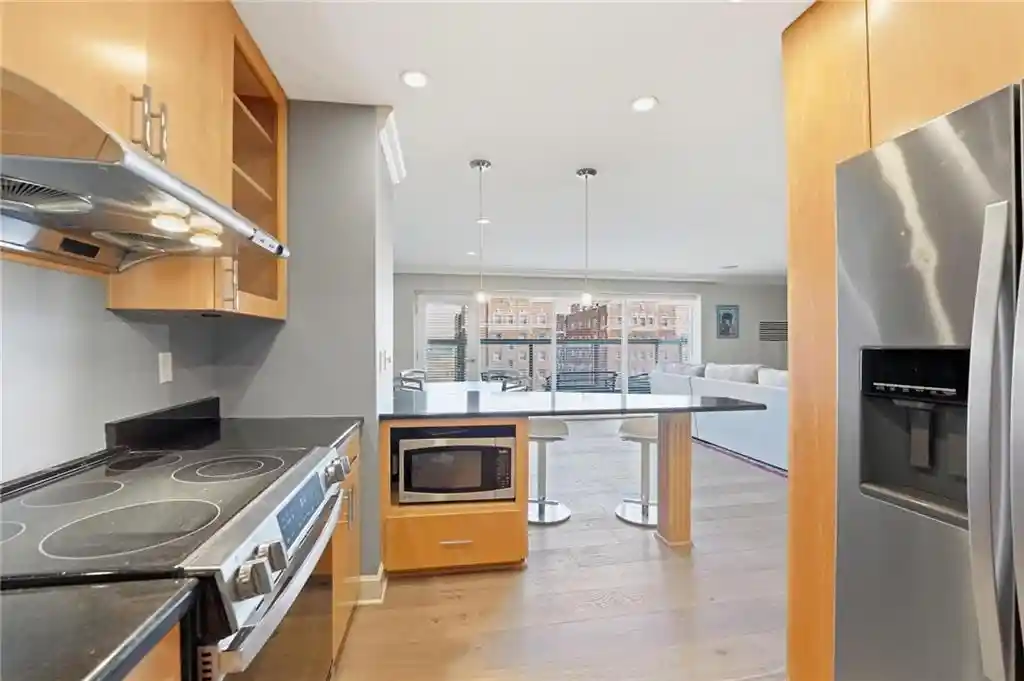Listing Photo 1 - Condo for sale in Sulgrave Apartments located at 121 W 48Th St, Kansas, MO 64112 - Unit #202