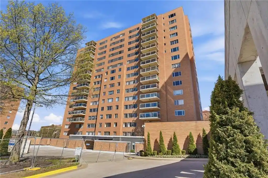 Listing Photo 2 - Condo for sale in Sulgrave Apartments located at 121 W 48Th St, Kansas, MO 64112 - Unit #202
