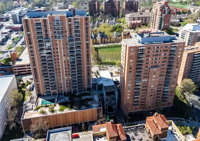 2nd image of Sulgrave Apartments, Kansas City, MO 64112