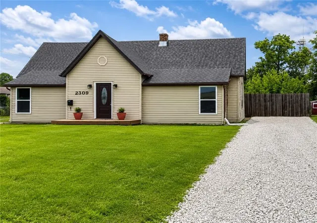 1st image of 2309 Washington St, Lexington, MO 64067 | MLS# 2612544