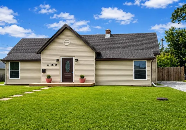 2nd image of 2309 Washington St, Lexington, MO 64067 | MLS# 2612544