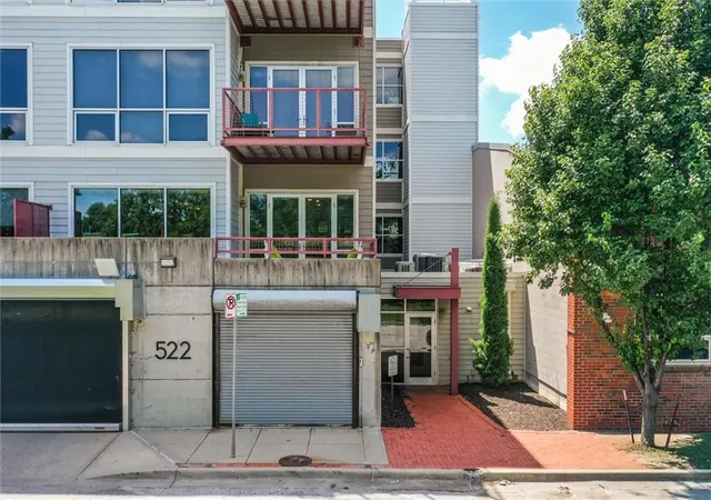 2nd image of 522 Locust Ln, Kansas City, MO 64106