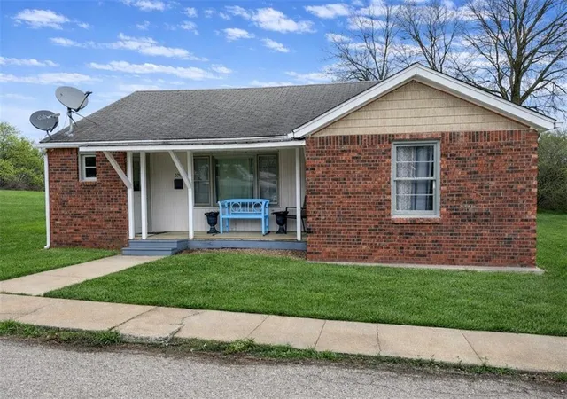Photo 1 of Single family home for sale at 209 S Locust St, Carrollton, MO 64633 | MLS# 2612741 | Listing updated on 2026-10-26