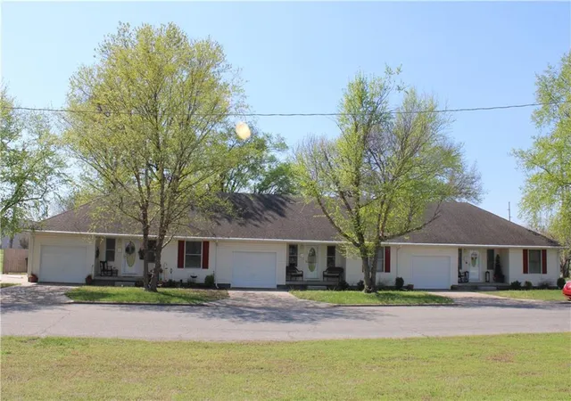 1st image of 302 E Monroe St, Pittsburg, KS 66762 | MLS# 2612745