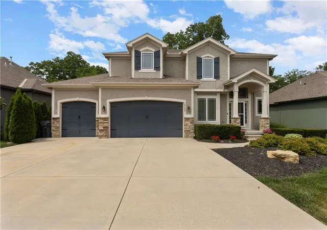 Homes for sale in Olathe, KS | 16288 W 171st St, Olathe, KS 66062 | MLS# 2612755