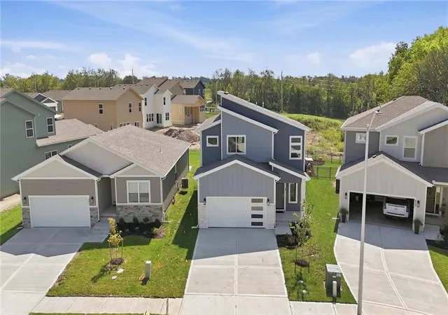 Photo 2 of Single family home for sale at 807 Glenn Cir, Raymore, MO 64083 | MLS# 2612789 | Listing updated on 2026-09-24