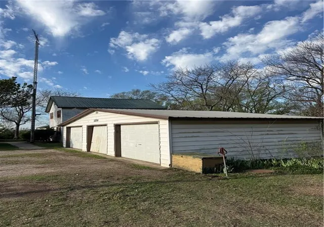 Homes for sale in Burlington, KS | 1270 Shetland Rd, Burlington, KS 66839 | MLS# 2612796
