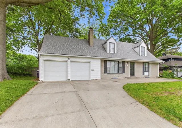 2nd image of 4937 Ne Chouteau Dr, Kansas City, MO 64119 | MLS# 2612863